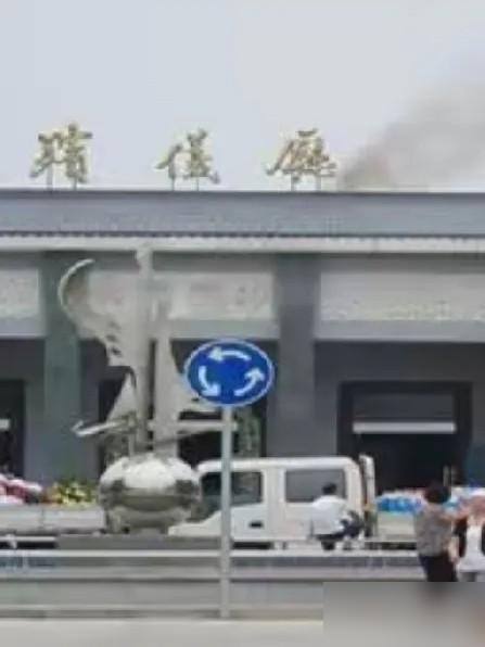 今天大姨家的儿媳妇火化了！

我当年生完我家娃那会，也有过半个多月整宿整宿睁着眼