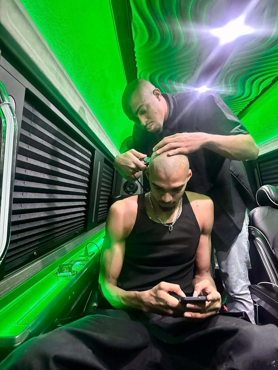 凯师傅帮文师傅省了30美金~文班亚马拉着队友一起剃了光头 雄鹿vs马刺