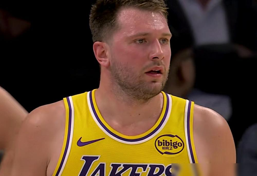 詹姆斯率领的湖人，全员出战，竟然被残阵太阳绝杀，遭遇三连败，这是要彻底崩盘的节奏