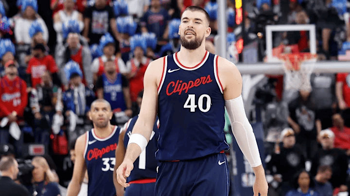 祖巴茨崴脚据报道，快船中锋祖巴茨因遭遇左脚踝二级扭伤将缺席数周。在昨日快船与湖人