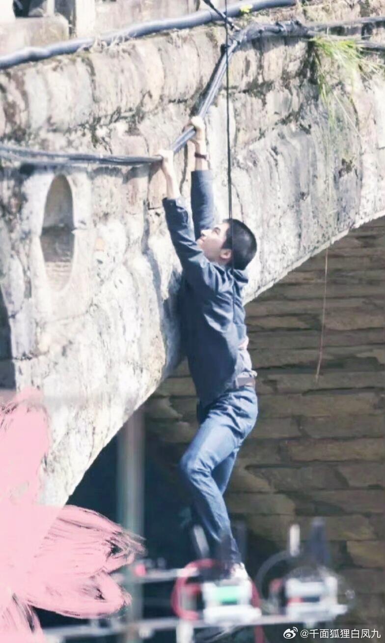王星越《暴虎冯河》水库大桥吊威亚路透这么高不用替身，真的太有敬业精神了。 ​​​