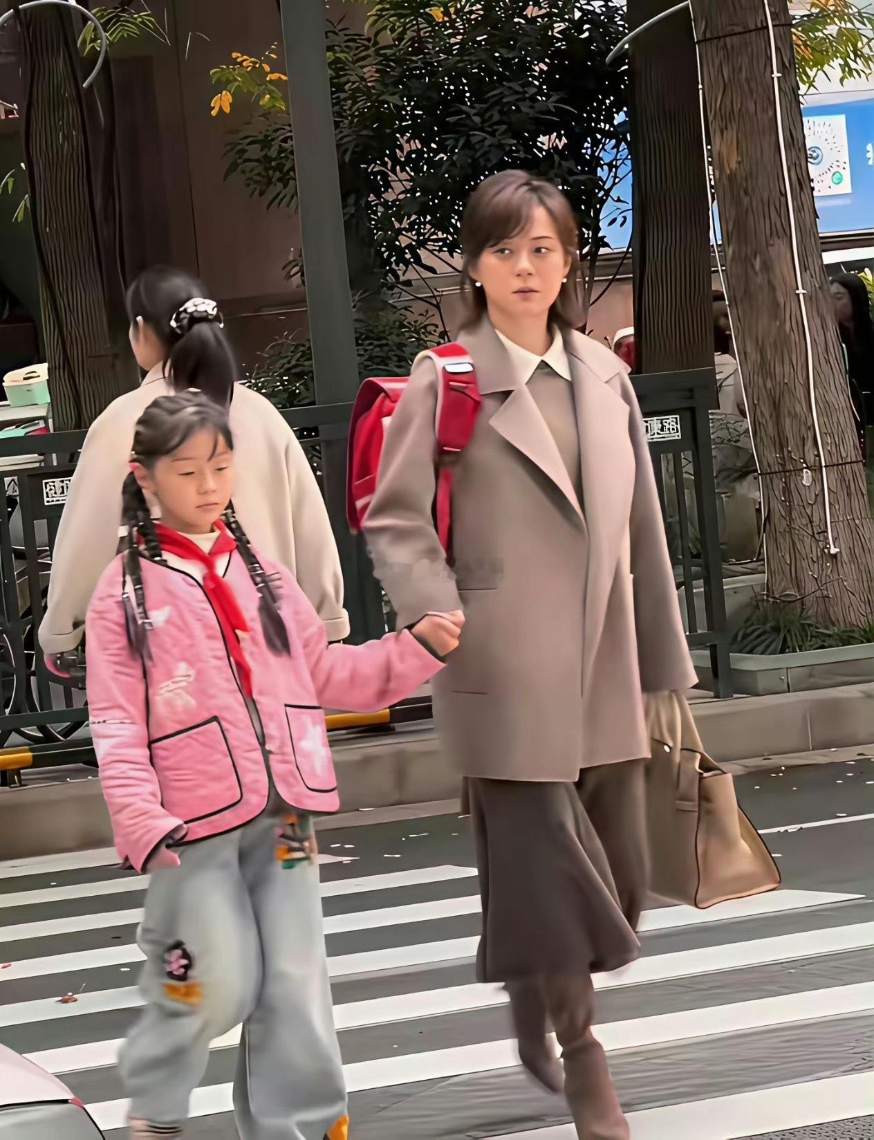 孙俪接送女儿上学很接地气，女儿长得很像邓超，基因真好 ​​​