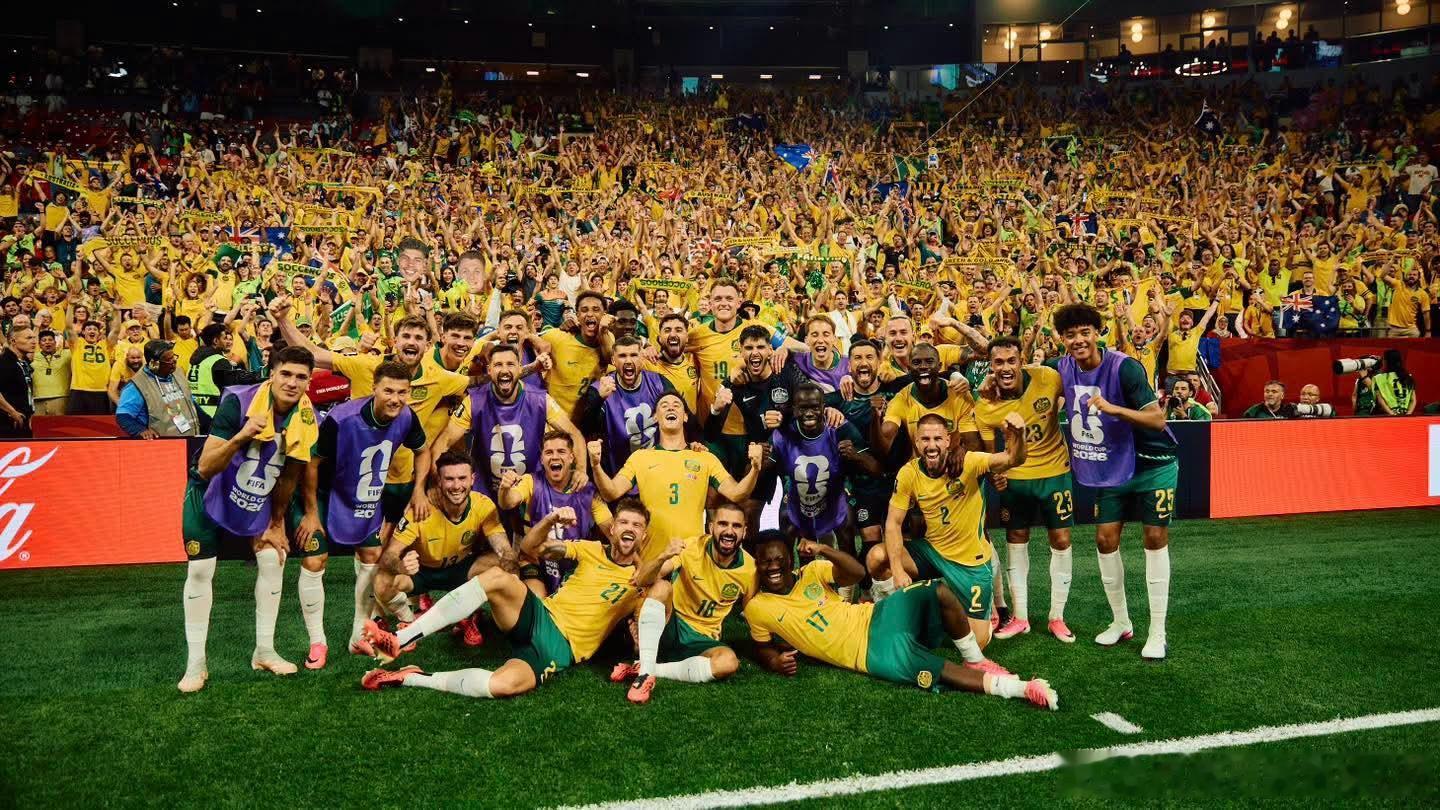 昨天赛后，澳大利亚球员与现场球迷的合影：GoSocceroos2026美加墨世界