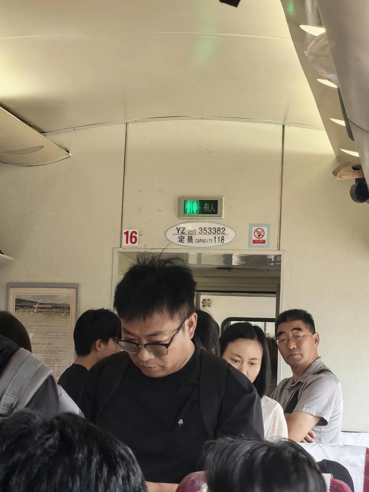 举手之劳，心间暖阳。做好事使人快乐!
今天坐火车去郑州，上车后坐到座位上，发现食