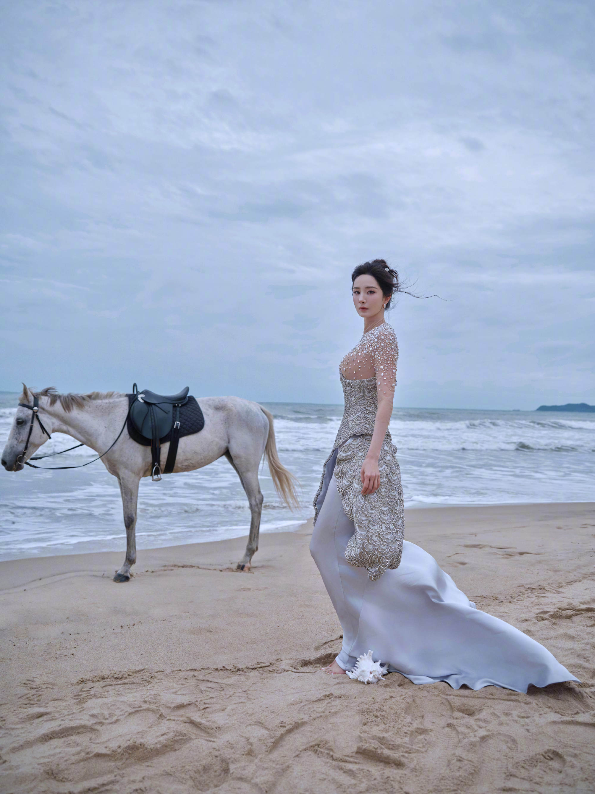杨幂ELLE盛典第一个登岛 不愧是时尚圈的宠儿杨幂，ELLE80周年盛典她第一个