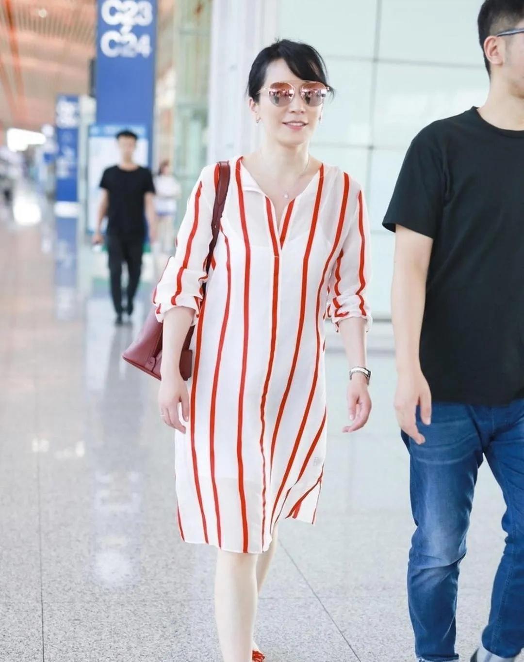 俞飞鸿机场造型好亮眼！
红白条纹宽松连衣裙，清爽随性，配色高级，松弛感气质拿捏到