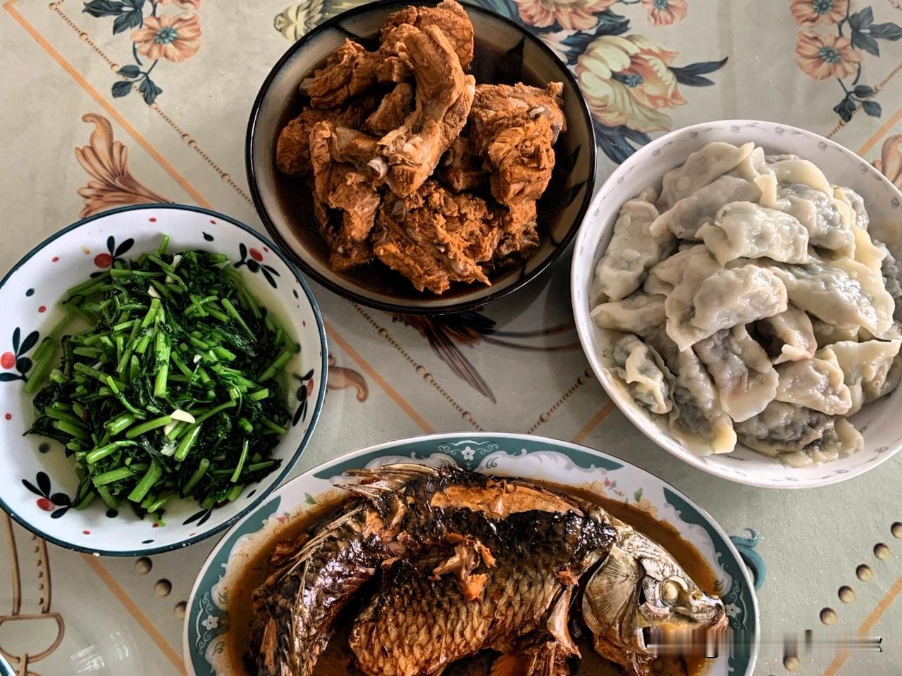 电量不足🪫了
准备出去玩几天，先给我爸多做点饭，炖了排骨，做了条鱼，包了饺子，