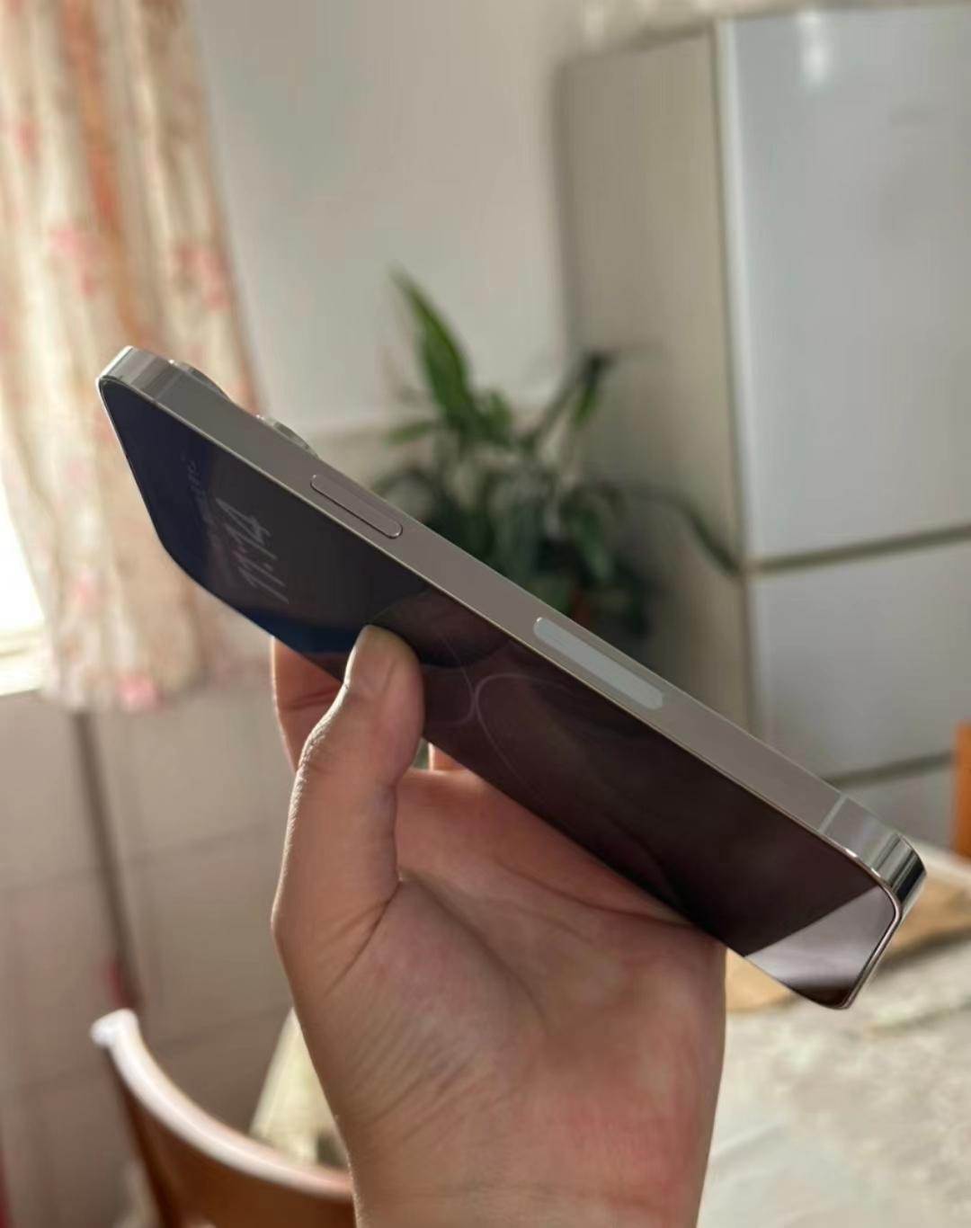 为什么苹果一直坚持直面屏？用了朋友的iPhone 14 Pro Max我好像发现