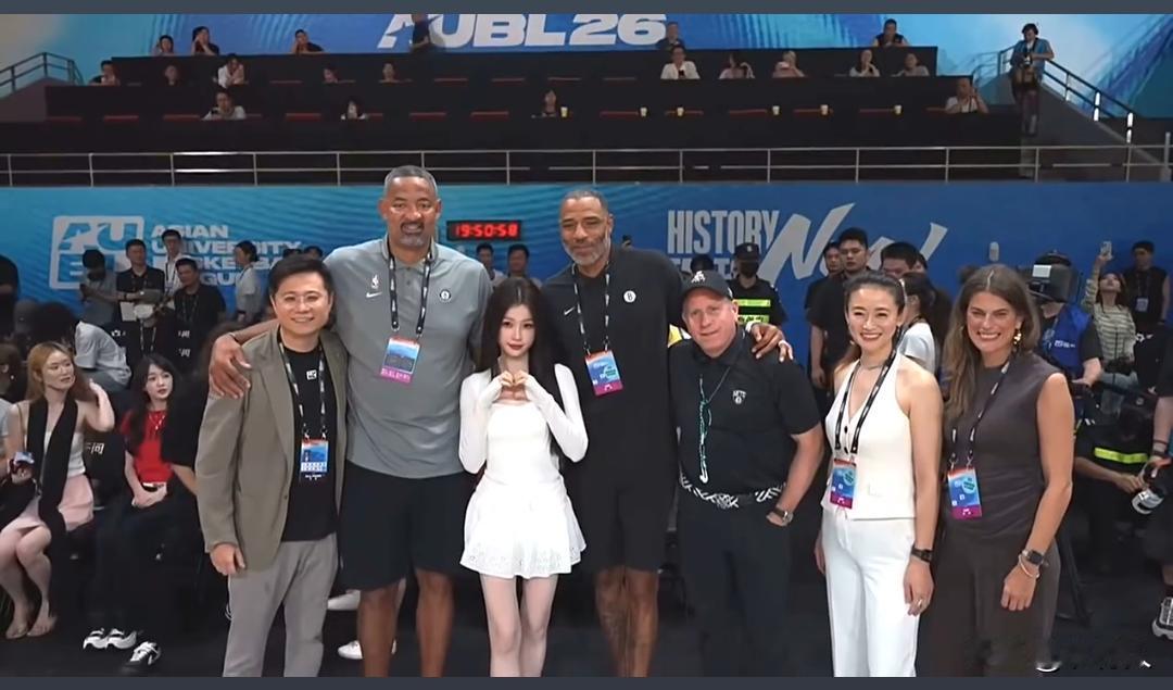 两位NBA传奇球星受邀请到国内参加AUBL亚洲大学篮球联赛活动，虞书欣作为活动特