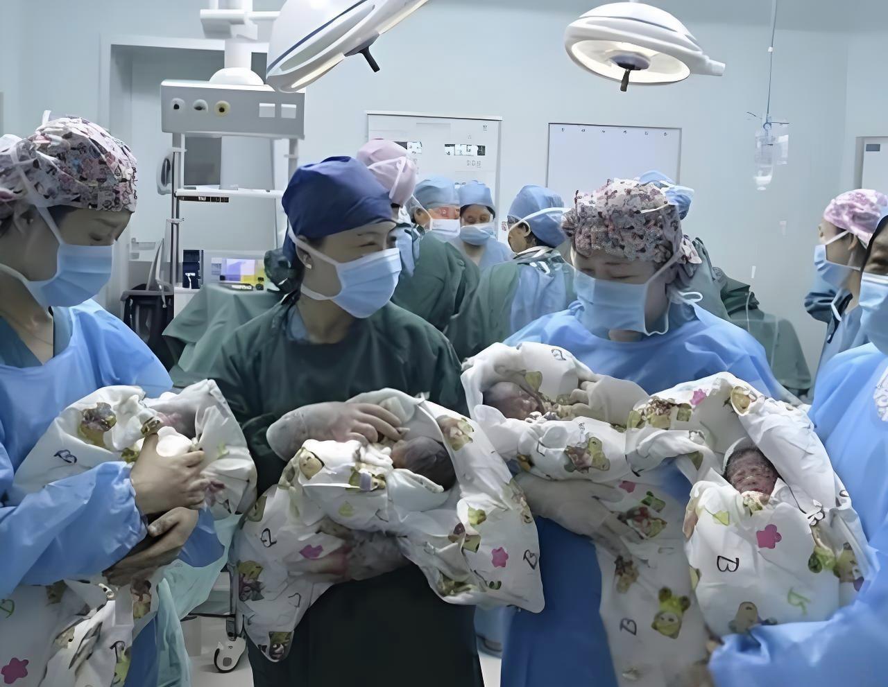 上海一女子产检，竟怀了四胞胎，全家都乐翻了。分娩时，她老公在产房外一直念叨“三女