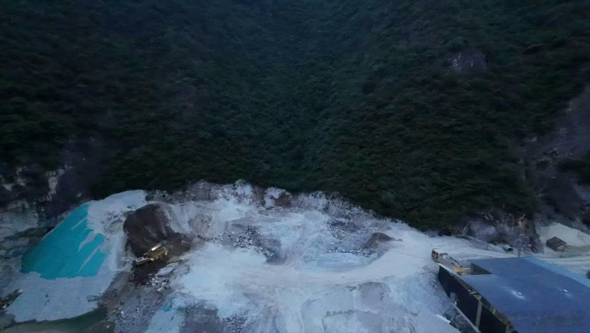 三秦二三事【上有政策下有对策  镇安县一矿业公司为逃避监管夜间装料？】近日，有网