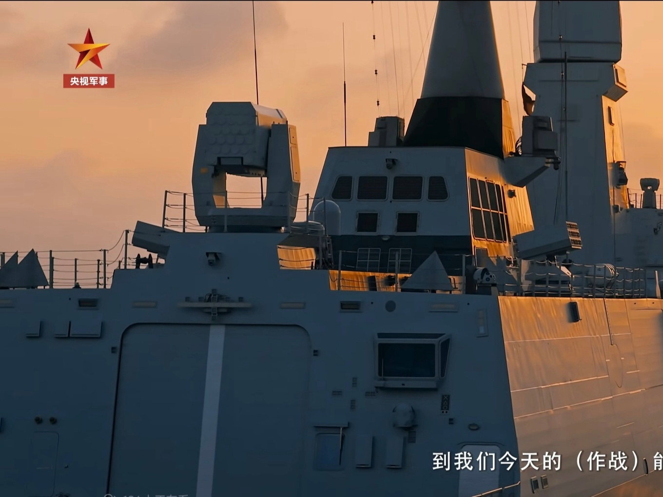 似乎还无人注意的小细节，钦州舰机库顶部两侧各摆了几个角反射器，一定程度上表明了0