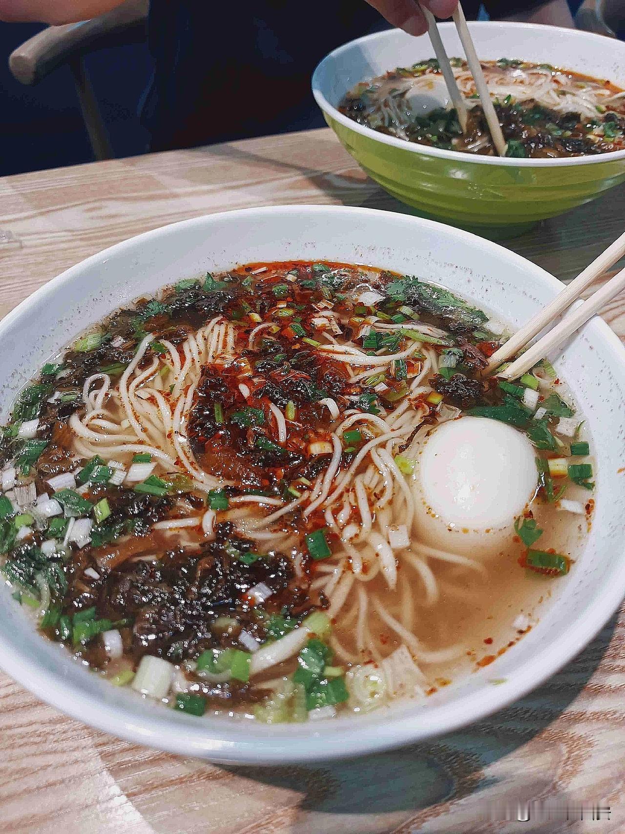 作为面肚子的北方人，一年不吃米饭可以，一周不吃一次兰州拉面，感觉人都不精神了。