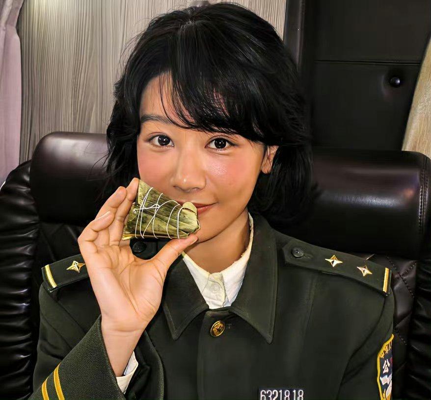 杨紫，可能也意识到自身的问题了！​这脸是化妆，还是真晒的啊？如果是为了角色晒伤，