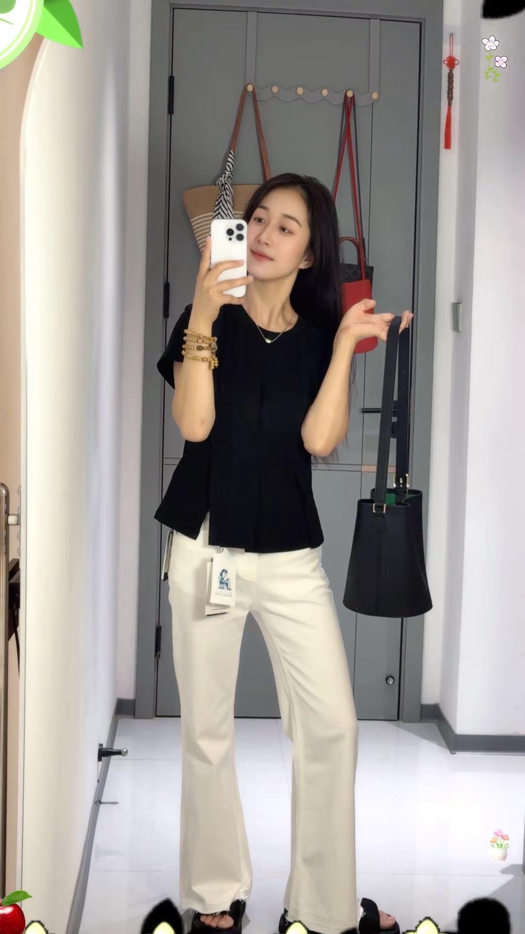 今天穿了英子家女装的「杉杉来迟」和「人生白牛」，黑白配真的好经典！这种基础款永远