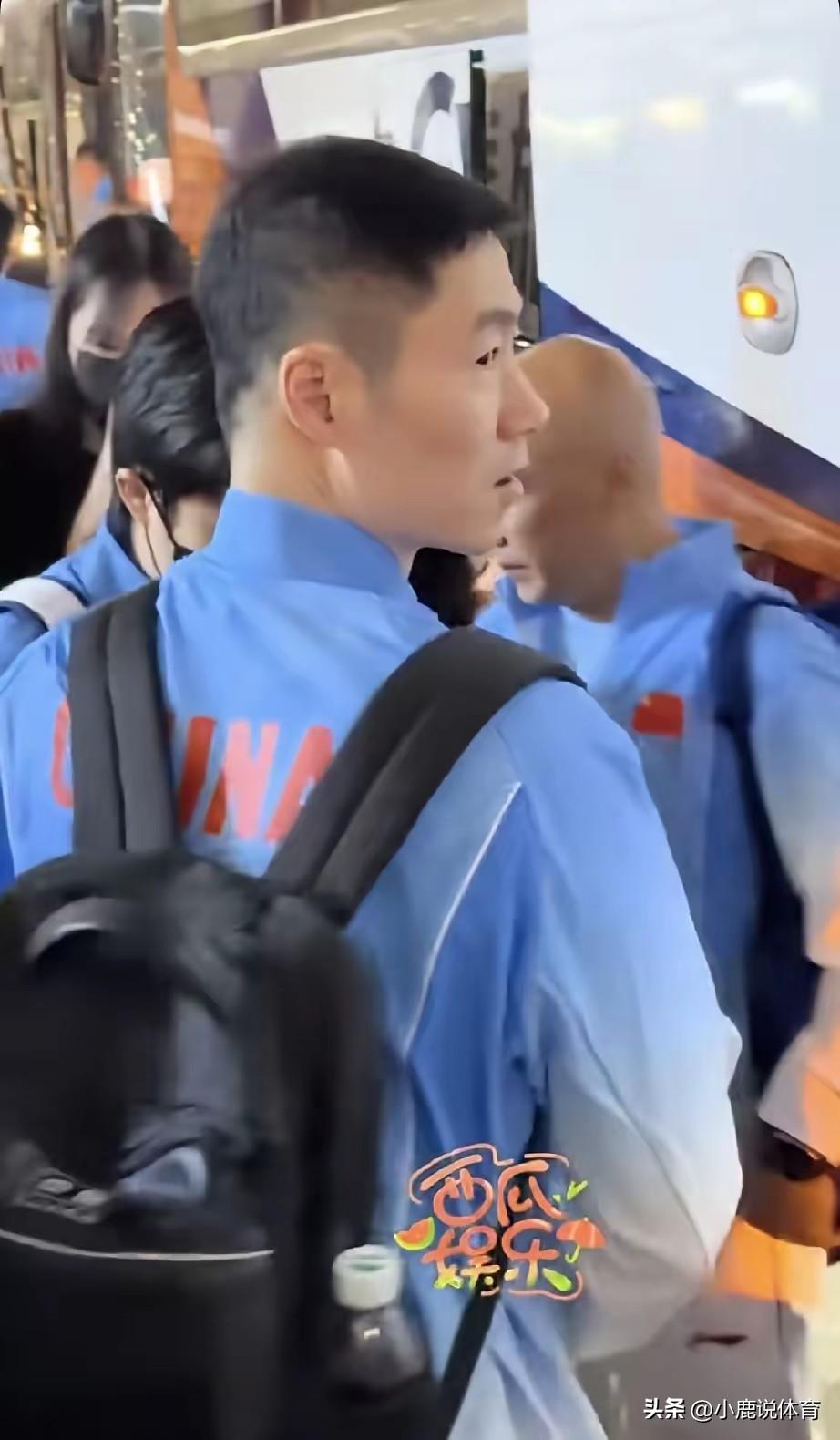 人的本能反应，
从来装不出来半分虚假！
 
国乒全队落地机场，接机的人挤得水泄不
