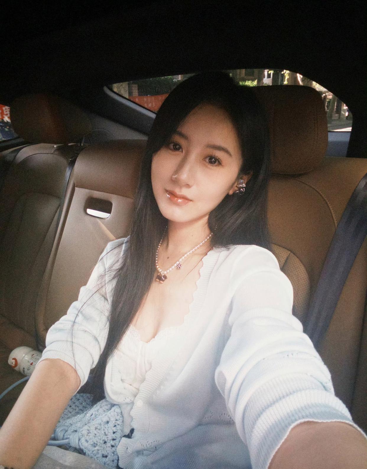 这是袁冰妍？感觉和以前不太一样了，但还是很漂亮 