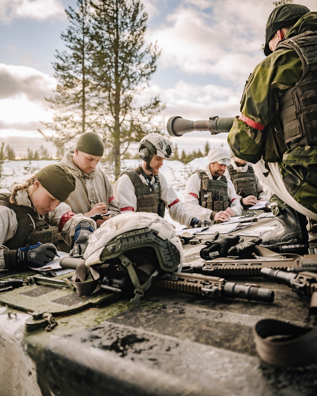 “冷反应 2026”演习中的芬兰和瑞典军队，P2的芬兰士兵正在体验瑞典的AK24