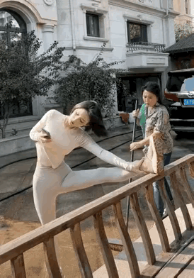 图一：这么大了还嫁不出去吗？当妈的肯定着急了，这一下要砸在手里了啊！
图二：很明