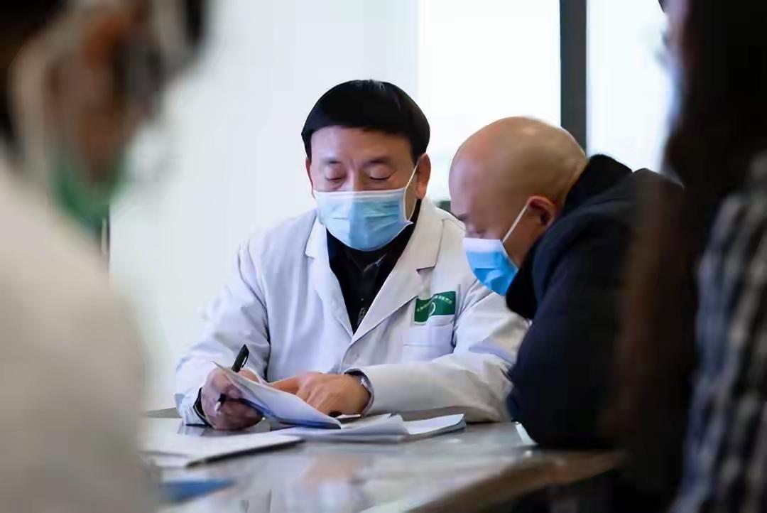 肾脏是人体重要的排毒器官，它出问题时身体会发出不少求救信号。
从尿液能看出端倪，