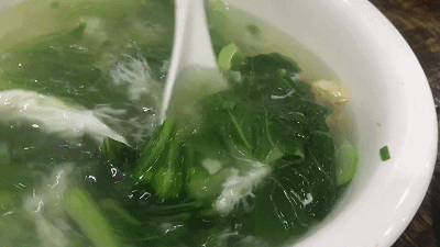 我现在有点心里饿得痒痒了现在下午6点多钟，其实肚子里根本不饿，晚饭吃过也就一个多