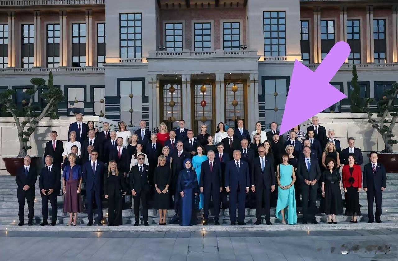备受冷落，以前乌克兰总统泽连斯基参加美欧国家峰会时，总是被安排在最显眼的位置，即