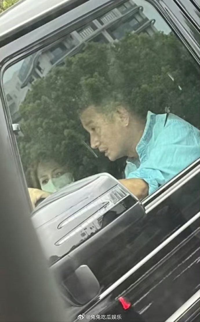文章副驾驶 网友偶遇文章，有网友发现副驾驶的女生很像姚笛，来看看像吗 ​​​