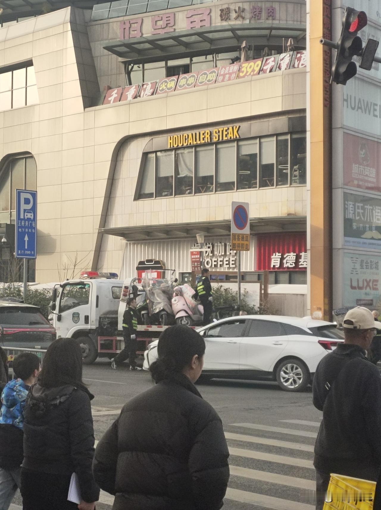 大家不要乱停乱放哦文明城市你我共建。