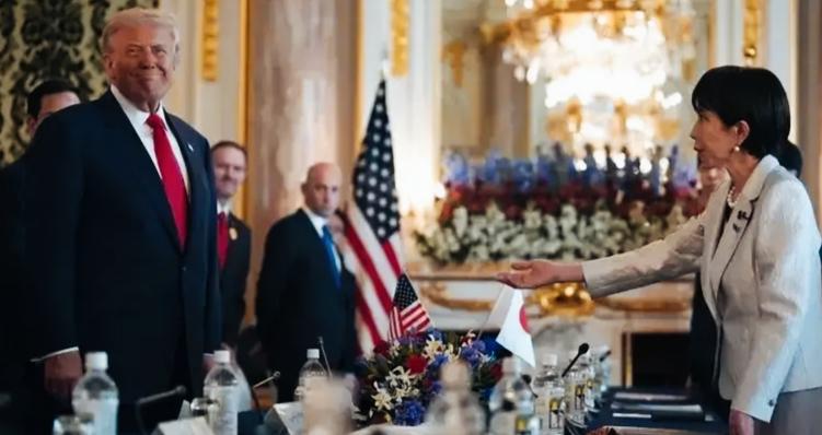 高市早苗伸着手是不是有点略显尴尬？
这是不是有点太主动了？
特朗普根本都没有看向