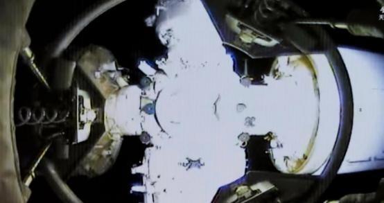 神舟飞船遭撞击，宇航员推迟返回，中国“新科技”能否经受住考验？

2025年4月