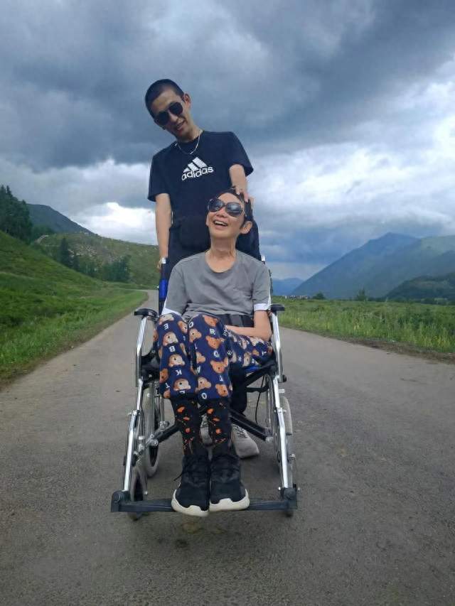 推轮椅走遍中国的孝子，和他“不听话”的母亲
