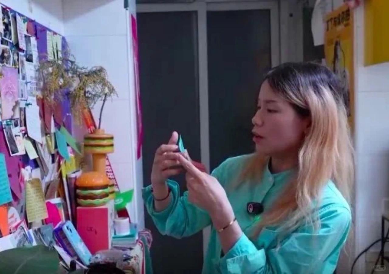 冲上热搜了！上海为陌生人提供免费住宿的女孩，来自江西，90后，还是单身。

女孩