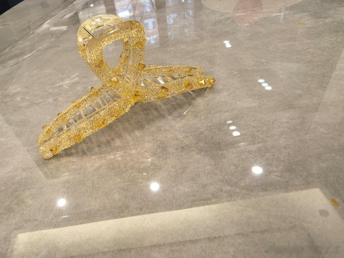 昨天逛街一眼就看到这个应援色抓夹，拍不出它亮闪闪的感觉，虽然戴上有些许装嫩的意味