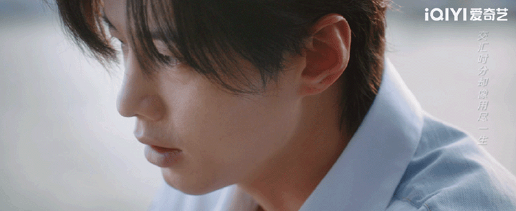 句句不说爱泪泪都是爱姜暮望着靳朝，仿佛看到了时光的褶皱里，那个青涩又勇敢的自己。