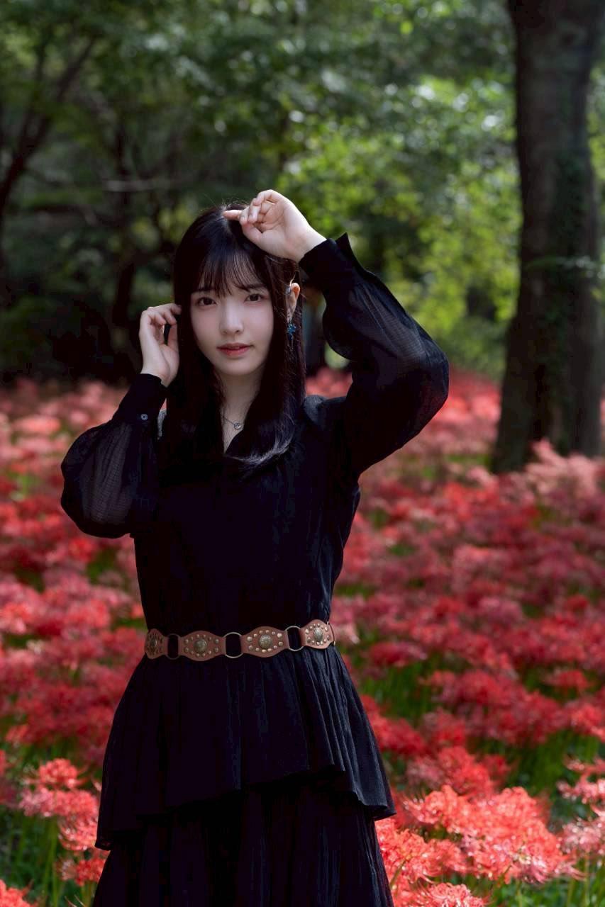 之前刷到过一张图，女孩站在漫山遍野的红花丛里，不是那种网红感的尖脸大眼，五官甚至