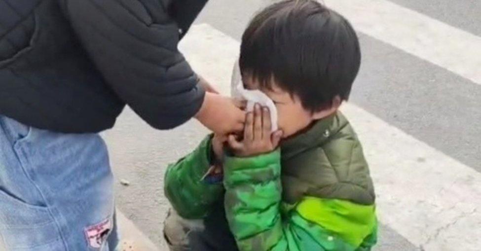 凤凰新闻【穿拖鞋流浪女童已被送到福利院，官方：暂不需捐赠】央广网北京11月12日