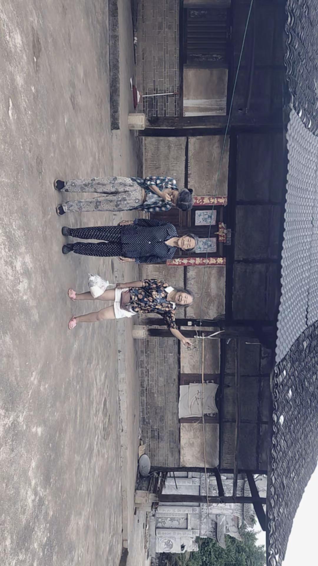 我在外面回不去了   才半年老天阿 。要是在宜宾上班  那拍不上班我的回家了  