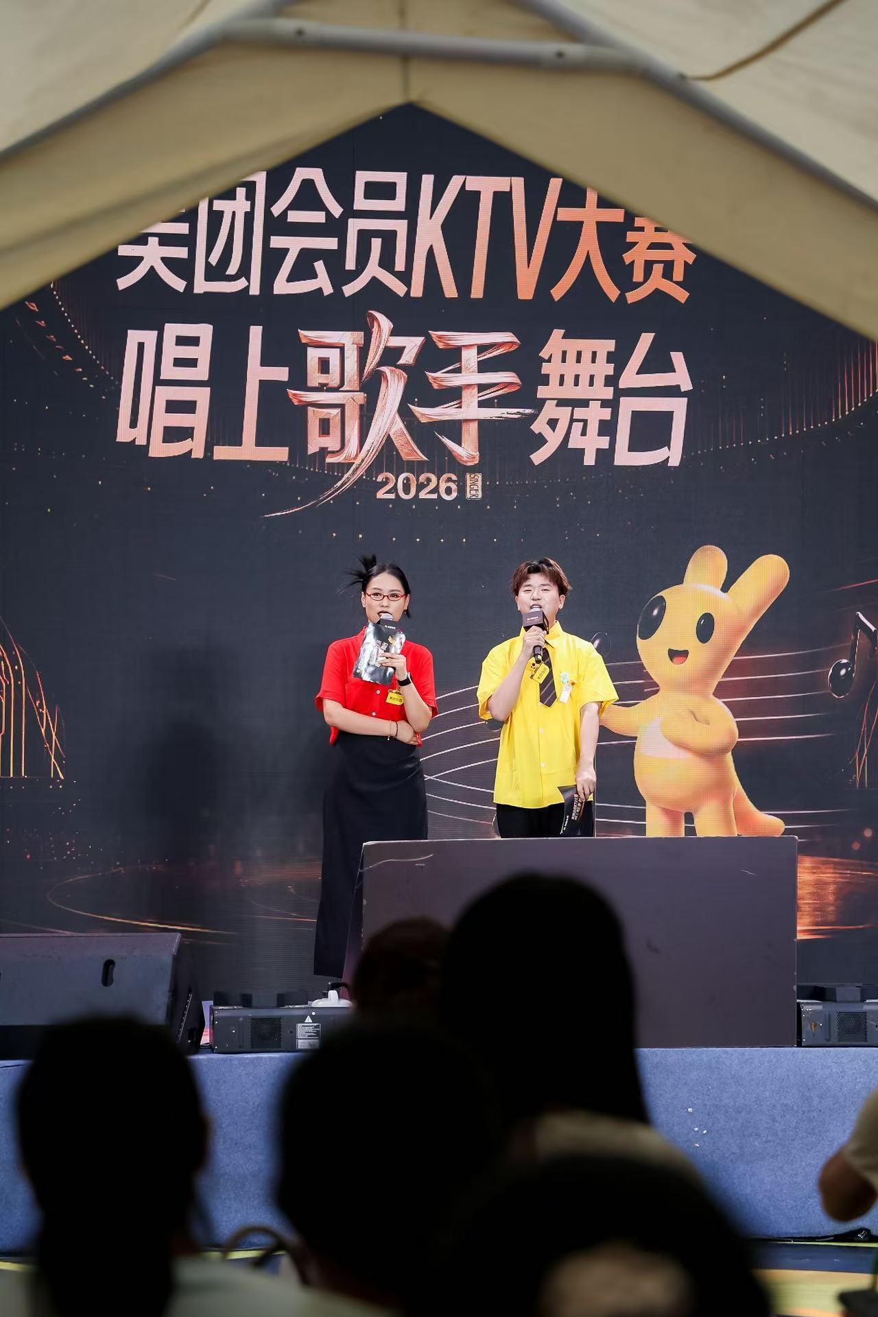 长沙街头不缺观众 停之停之，外星人攻打长沙了吗👽暴雨下成这样十分有九分的不对劲