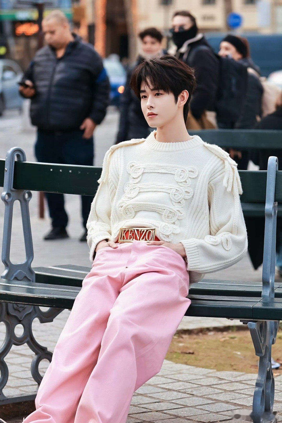 田嘉瑞巴黎时装周街头饭拍，好适合粉色啊！玫瑰王子瑞瑞