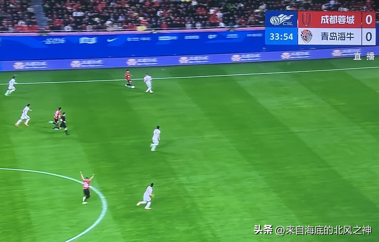 凤凰山专业足球场的🥅需要换一下了，成都蓉城对阵青岛海牛，上半场就两次击中同一侧