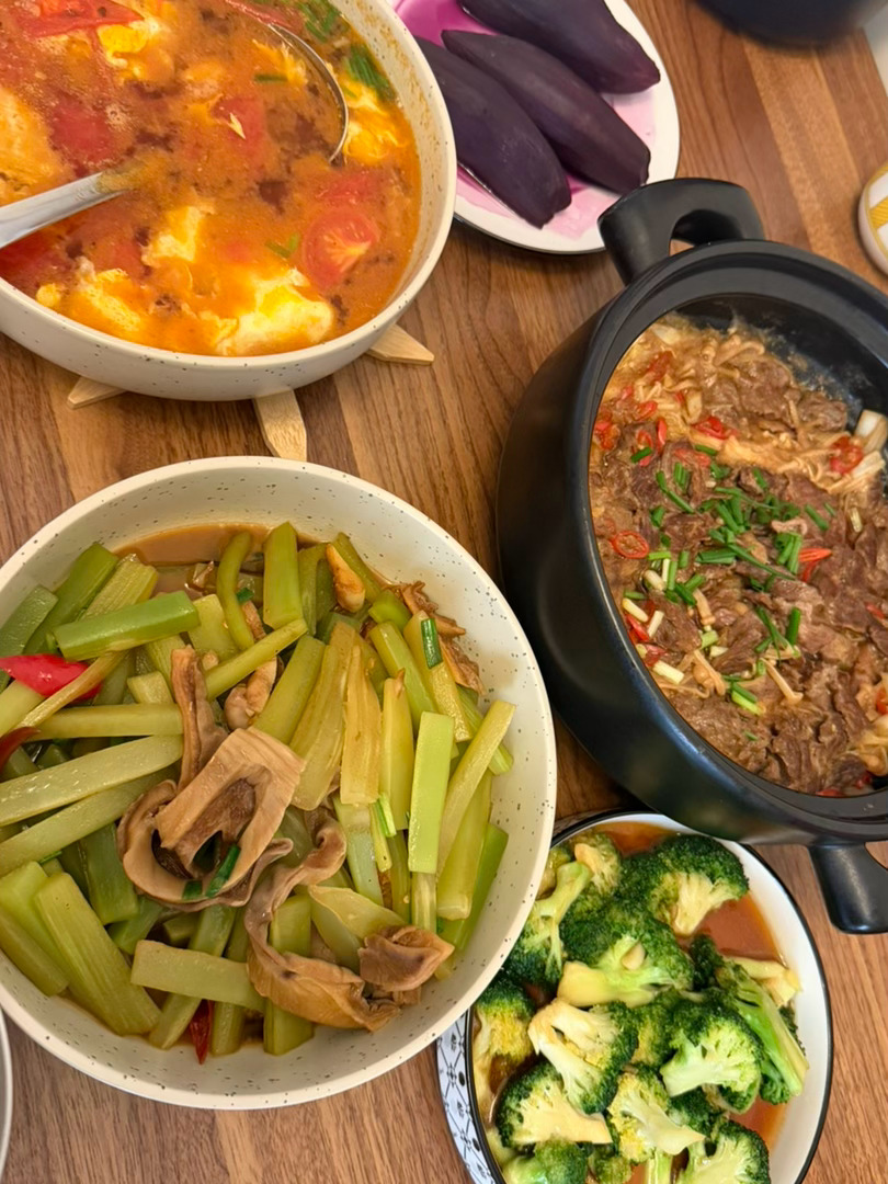 今天午饭！无水金针菇牛肉娃娃菜！莴笋肚条！西红柿蛋汤！清炒西蓝花！ 