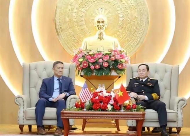 美海军的越南裔司令访问河内，发誓要紧密联系祖国，为其强大作出贡献！据越南官方媒体
