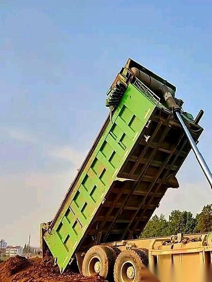 “王工，回填的时候你人呢？监理过程不旁站，出了问题让返工，你这监理怎么当的？”