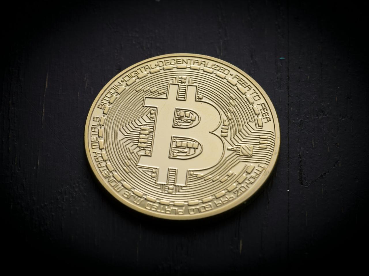 今天一看消息，比特币的价格已经突破12万美元了， 我记得几个月前比特币的价格只有