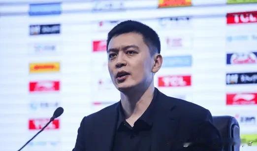 大气上档次！杨鸣不愧是冠军教头，赛后发言的体现艺术和格局，杜锋听闻面色凝重，杨鸣