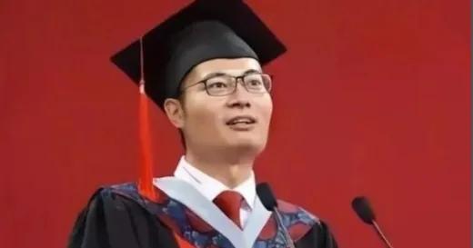 1999年，北大博士王永强携妻子移民美国，此后20年未曾回国与家人联系，其母亲病