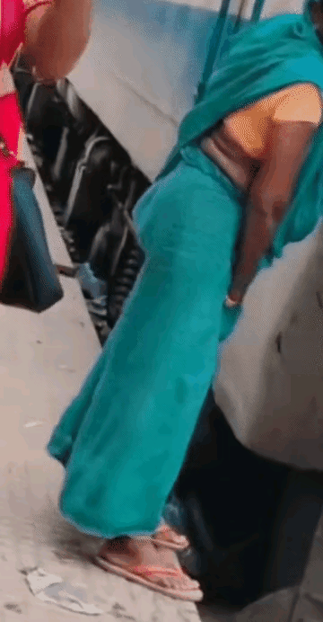 谁说站着洒尿是男人的标志？印度三阿就是不服气，男女平等，男人能做的的女人也能做到