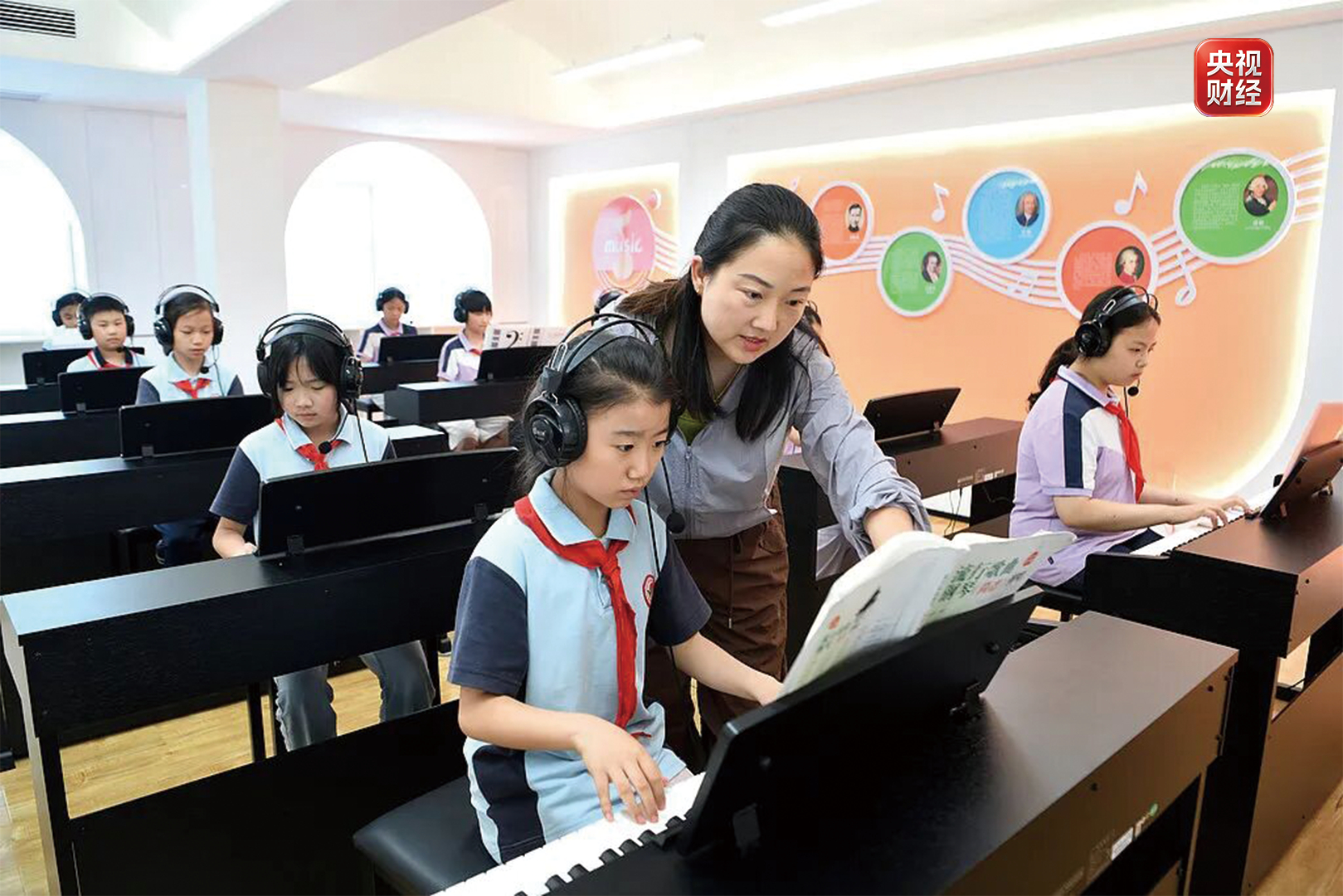 【教师职称待遇培养未来5年有变化全面减轻教师非教育教学负担】日前，国务院印发《教
