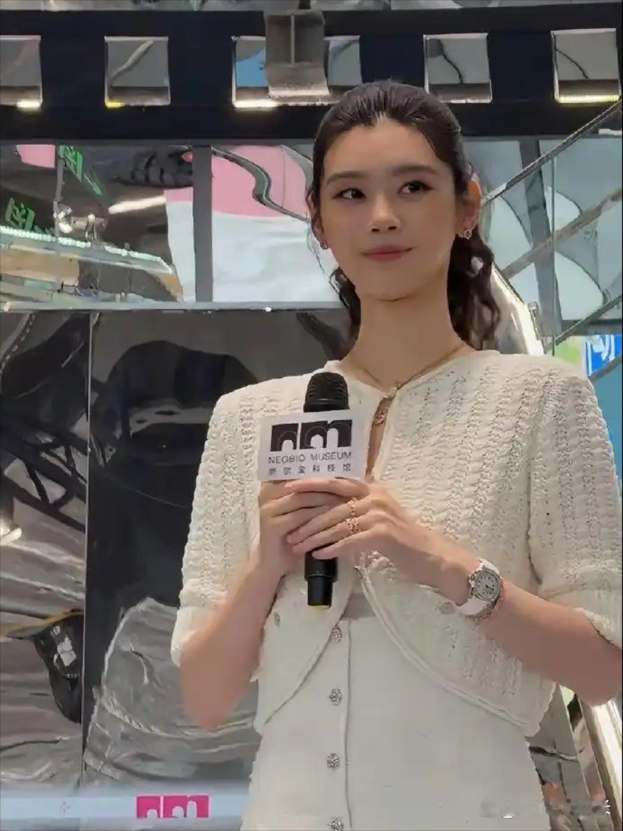 不怪奚梦瑶之前自曝自己这张脸花了大价钱，这皮肤也太好了吧！ 