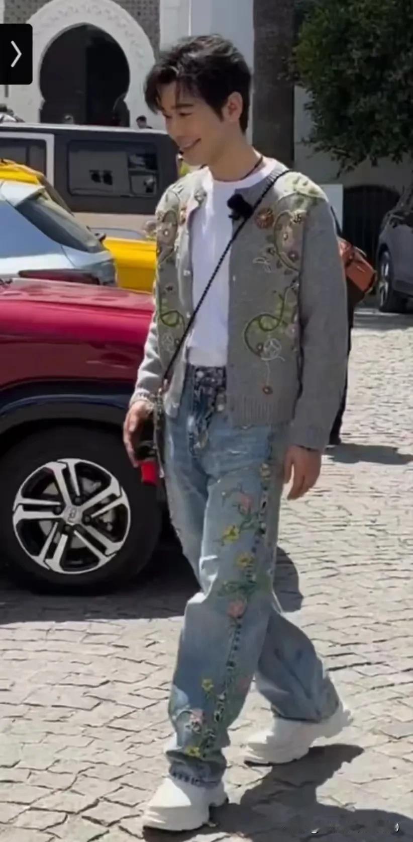 晓明哥审美咋成这样了？

这衣服套在女明星身上根本一点不违和好吧。

一个山东大